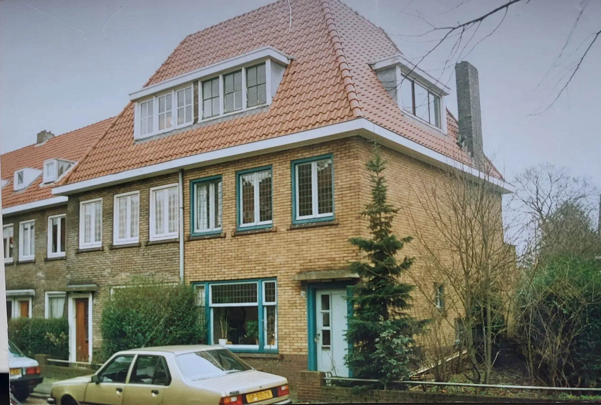Hetzelfde huis in 1986, met rechts een kleine struik