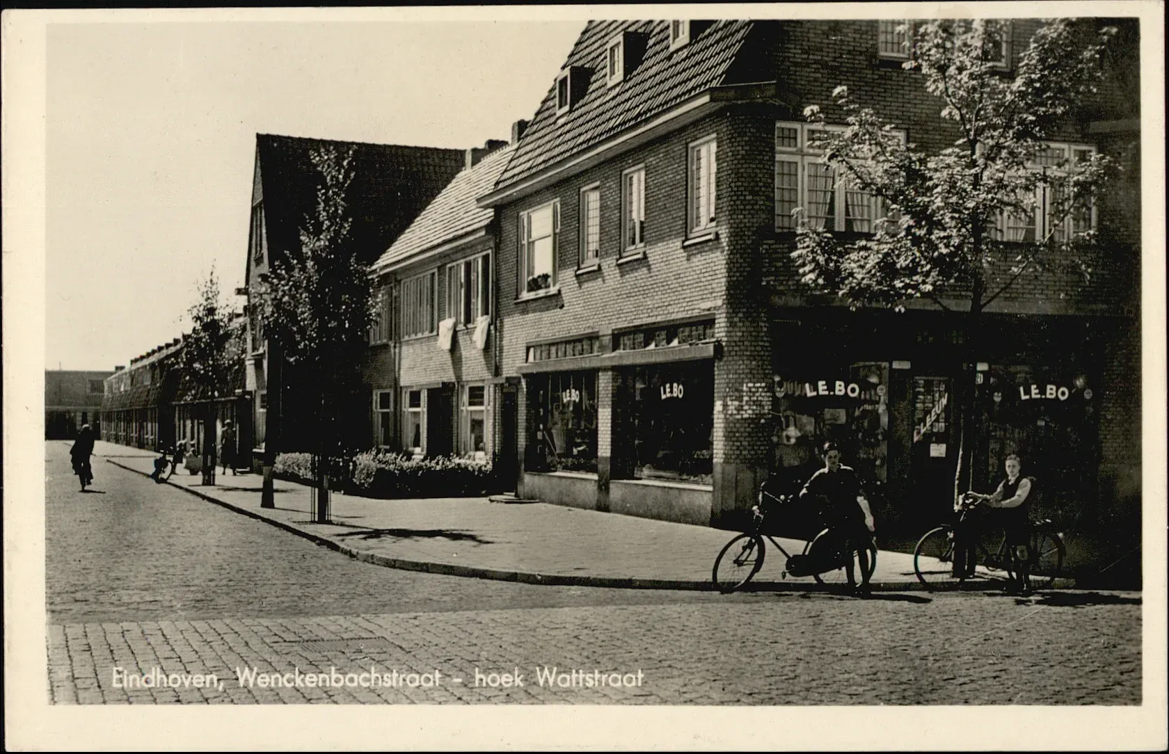 Oude ansichtkaart met straatbeeld uit de buurt