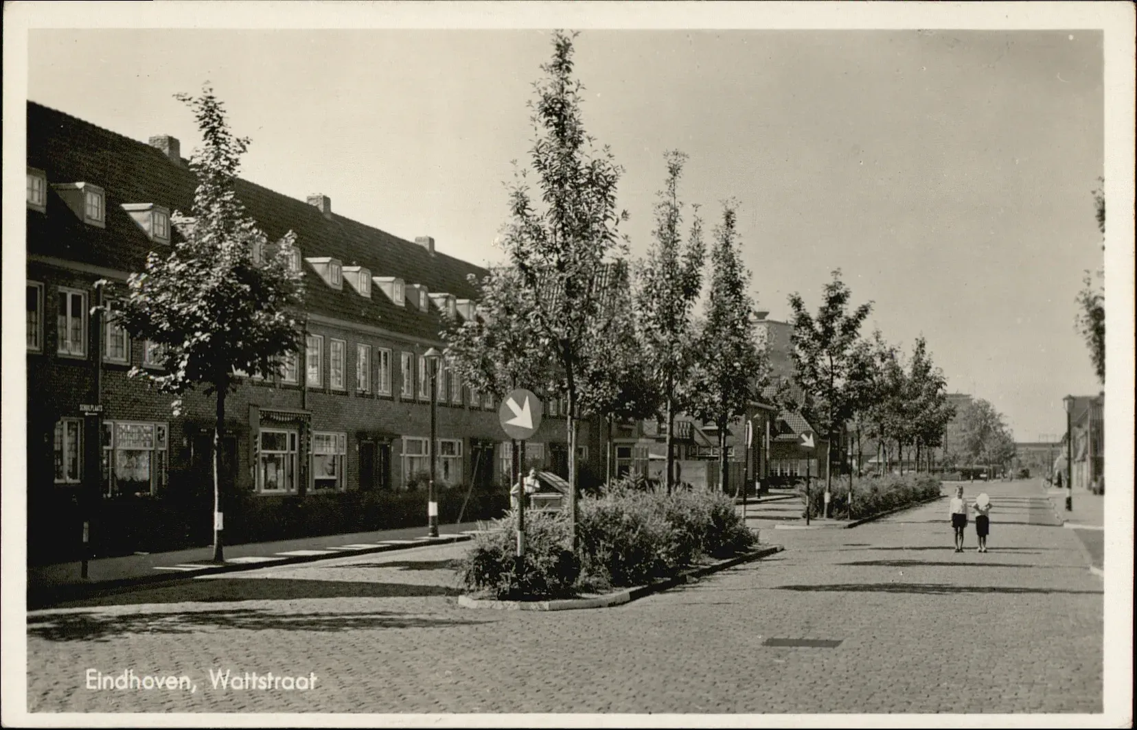 Oude ansichtkaart van de buurt met winkelpand van Lebo