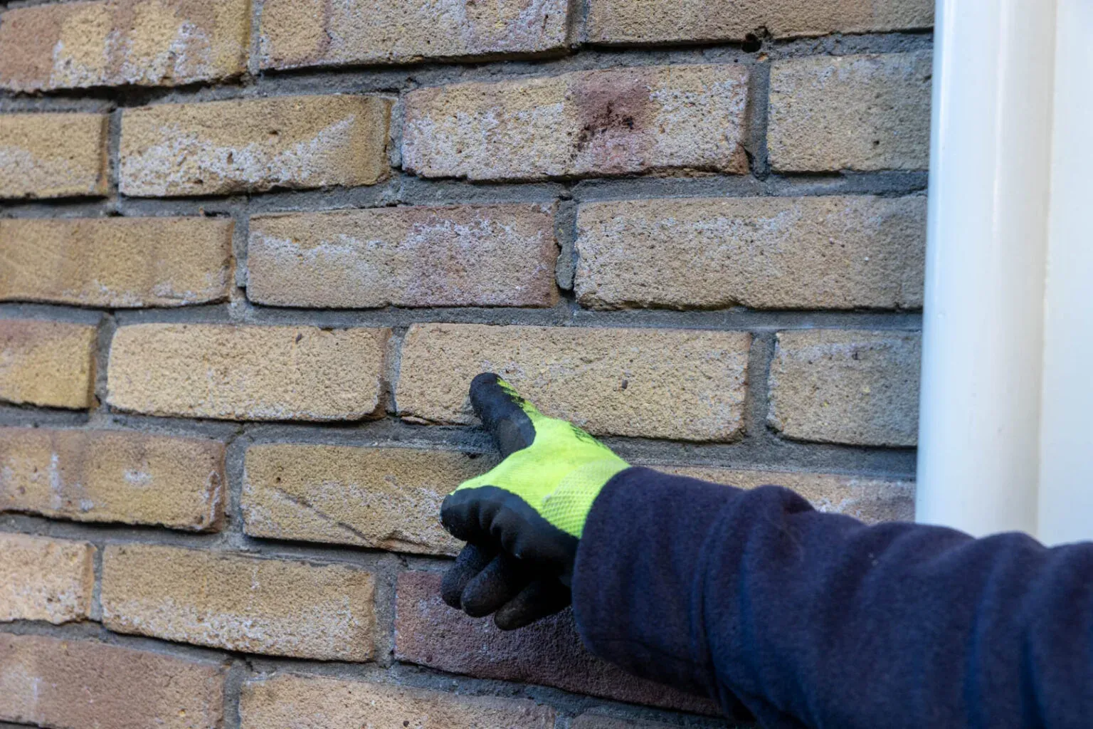 Buitenmuur gezandstraald