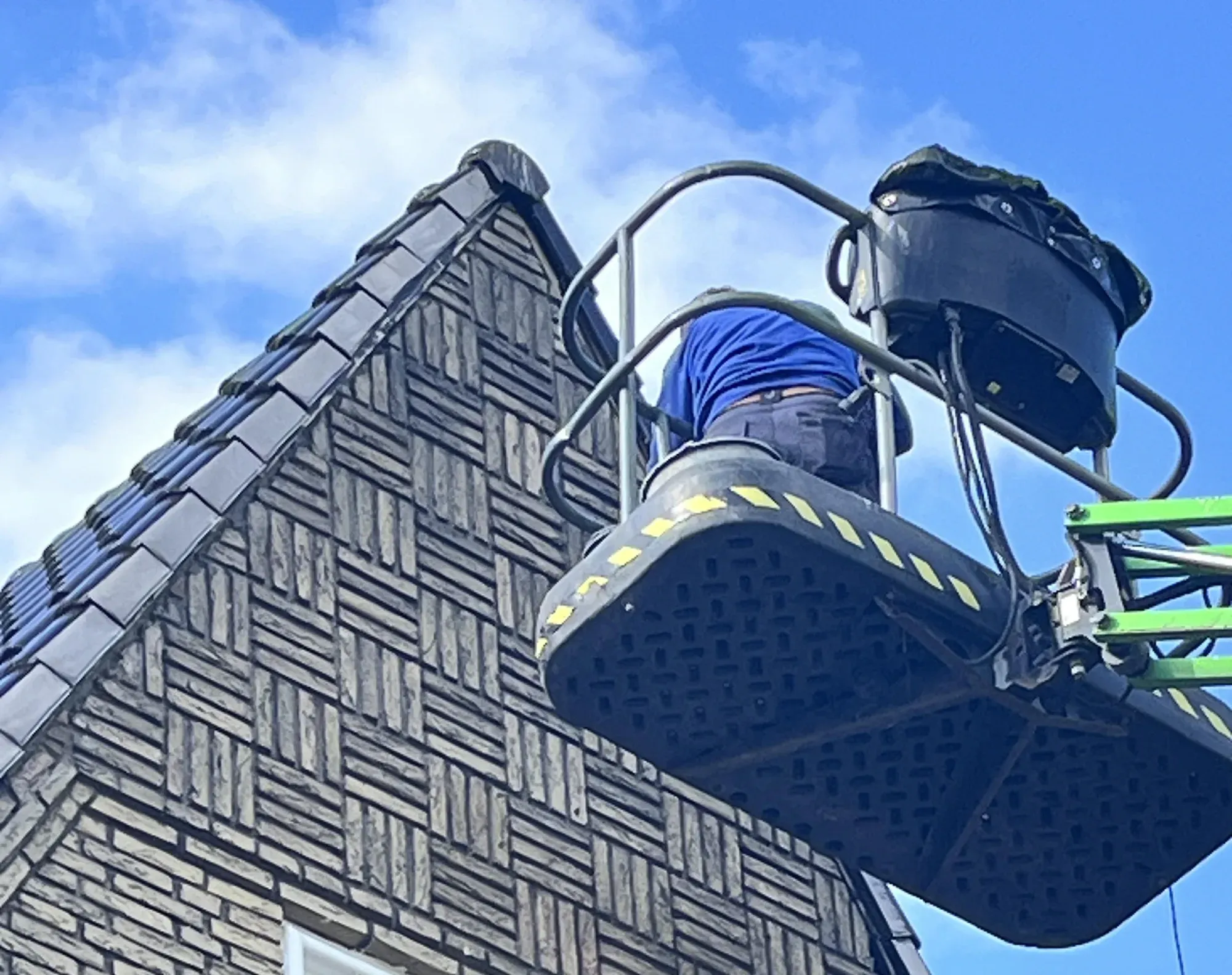 De ruimte tussen dak en muur in de punt van het huis, met daarin een nest