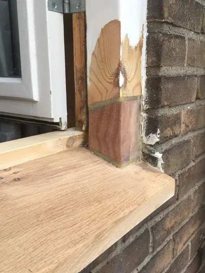Het afgewerkte en geschilderde kozijn na de reparatie