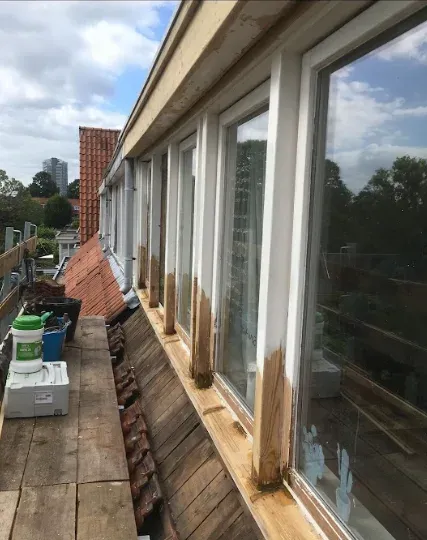 Kozijn met een uitgesneden rotte plek, klaar voor reparatie