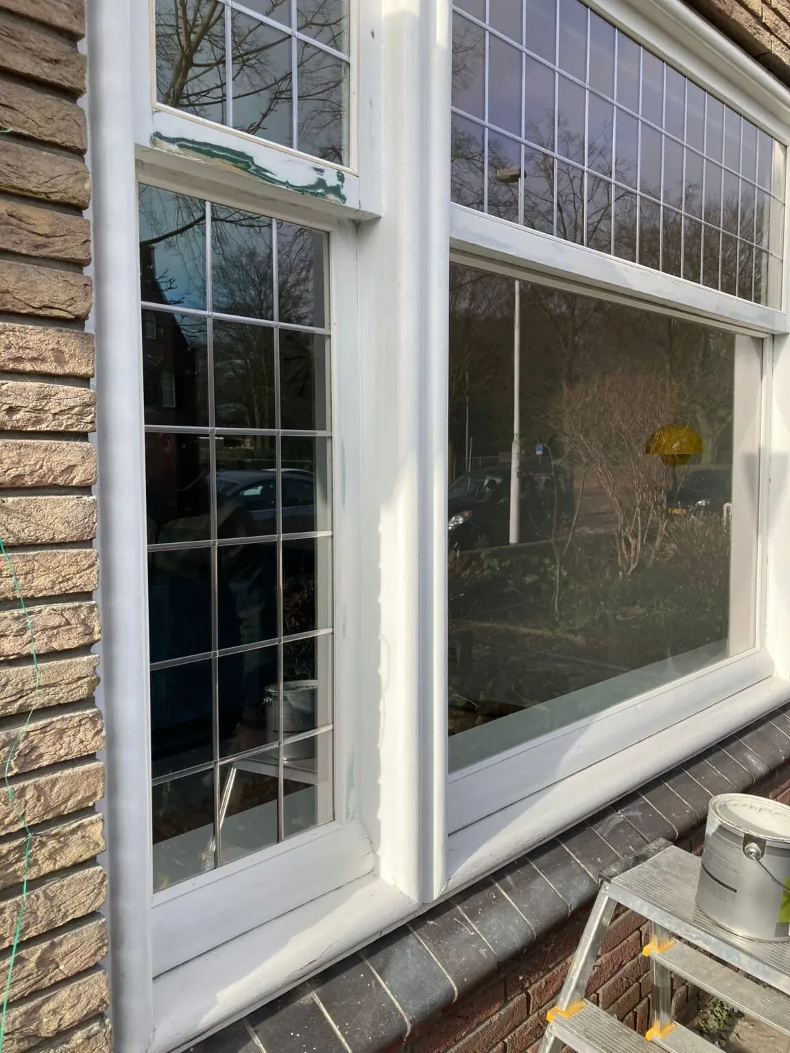 Traditioneel raam met glas in lood na plaatsing van dubbelglas