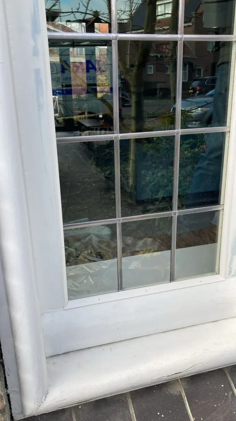 Detail van het lood dat op het glas is geplakt