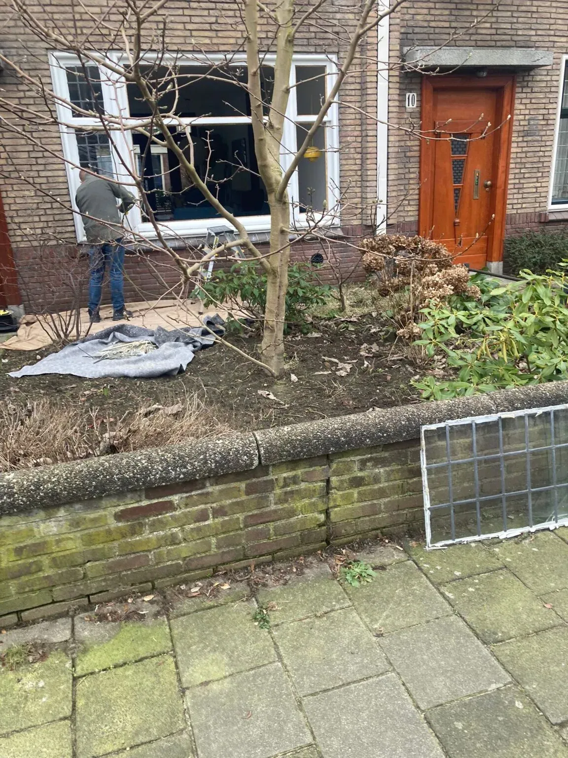 Raam in bewerking tijdens het plaatsen van dubbelglas