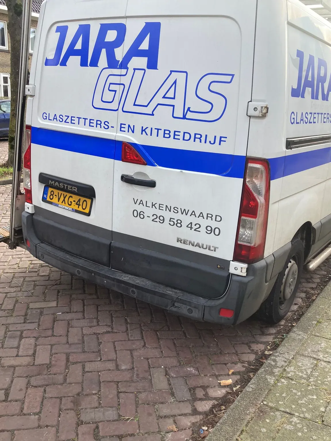 De bus van Jara Glas geparkeerd in de wijk