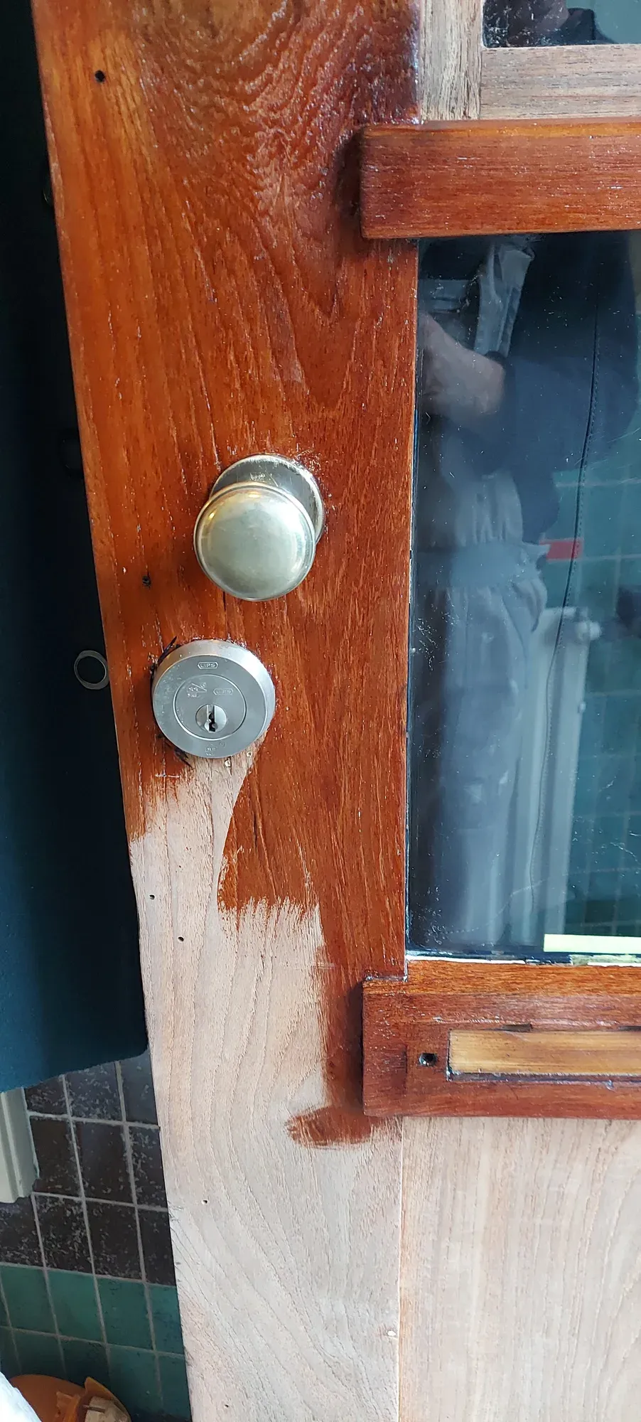 De oude verf wordt met een verf-föhn van de deur gebrand